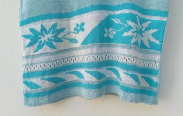 Blusa de tricô vintage azul floral retrô