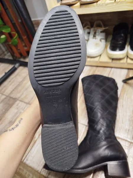 Bota em couro da Arezzo