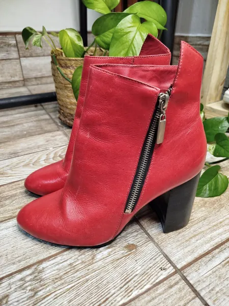 Bota ankle boot em couro