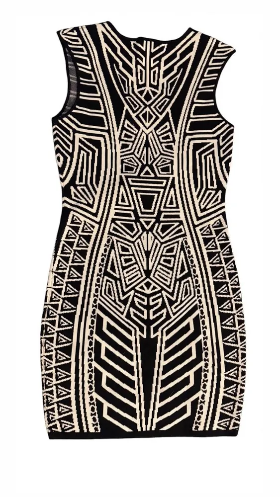 Vestido tubinho preto e branco da marca Forever 21