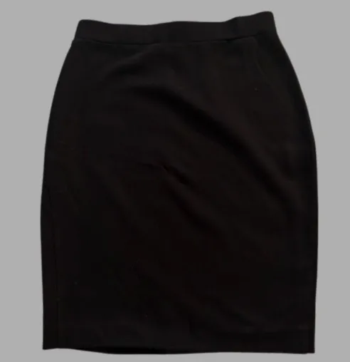 saia preta Uniqlo básica, clássica e versátil
