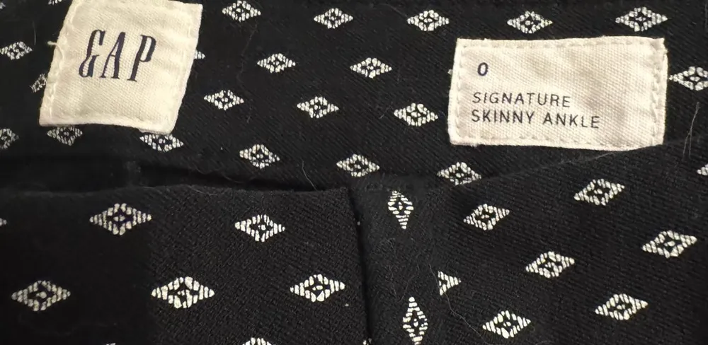 Calça preta com detalhes brancos da marca GAP