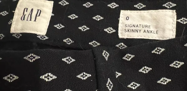 Calça preta com detalhes brancos da marca GAP