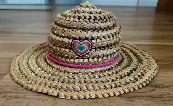 Chapéu de Palha Boho Artesanal com Detalhe de Coração