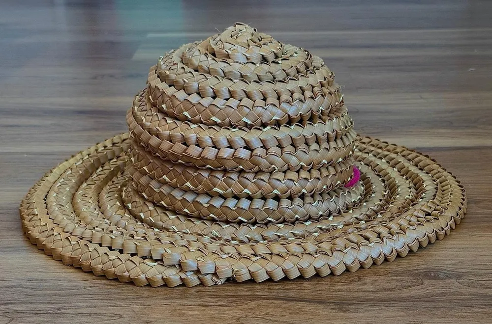 Chapéu de Palha Boho Artesanal com Detalhe de Coração
