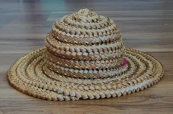 Chapéu de Palha Boho Artesanal com Detalhe de Coração