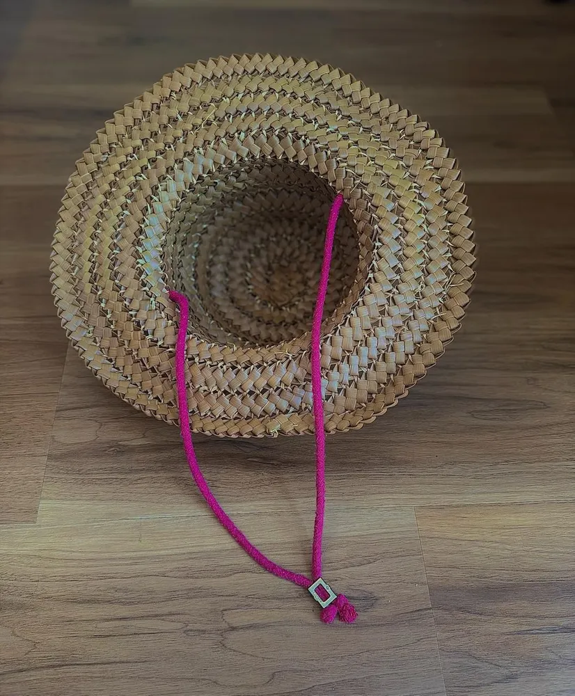 Chapéu de Palha Boho Artesanal com Detalhe de Coração