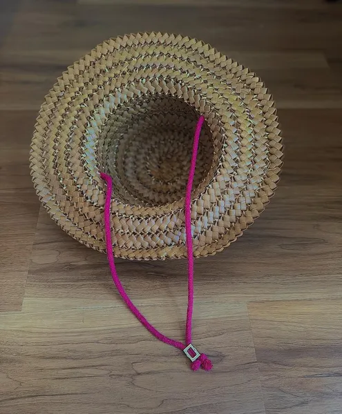 Chapéu de Palha Boho Artesanal com Detalhe de Coração