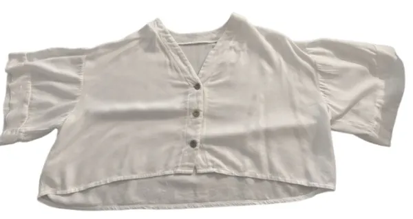 Cropped branca lisa com 3 botões marrons
