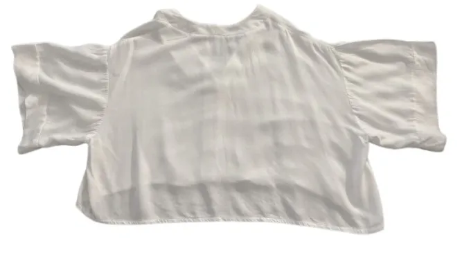 Cropped branca lisa com 3 botões marrons