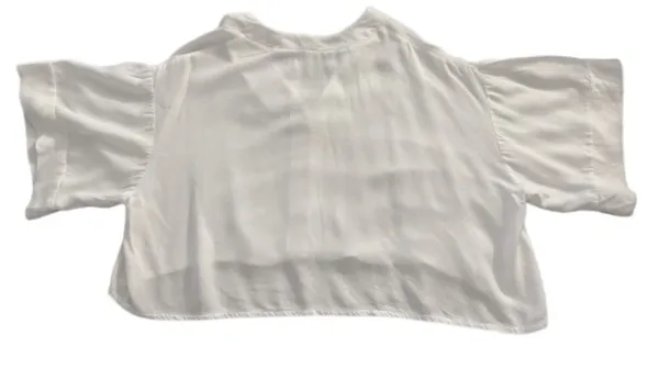 Cropped branca lisa com 3 botões marrons