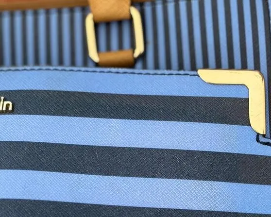 Bolsa azul com listras caramelos