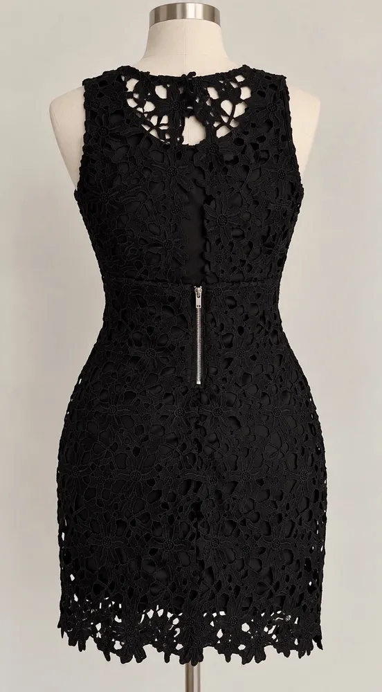 vestido preto rendado floral sem mangas