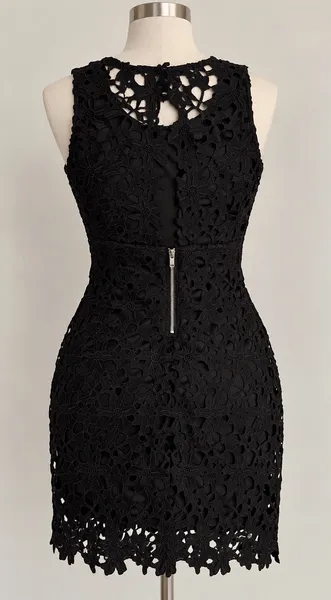 vestido preto rendado floral sem mangas