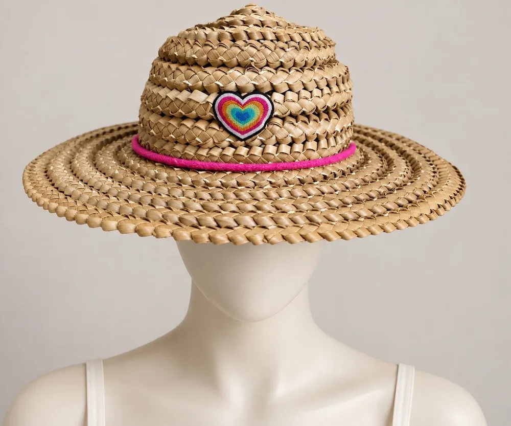 Chapéu de Palha Boho Artesanal com Detalhe de Coração