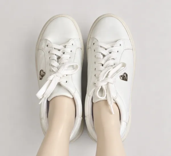tênis branco com detalhe coração