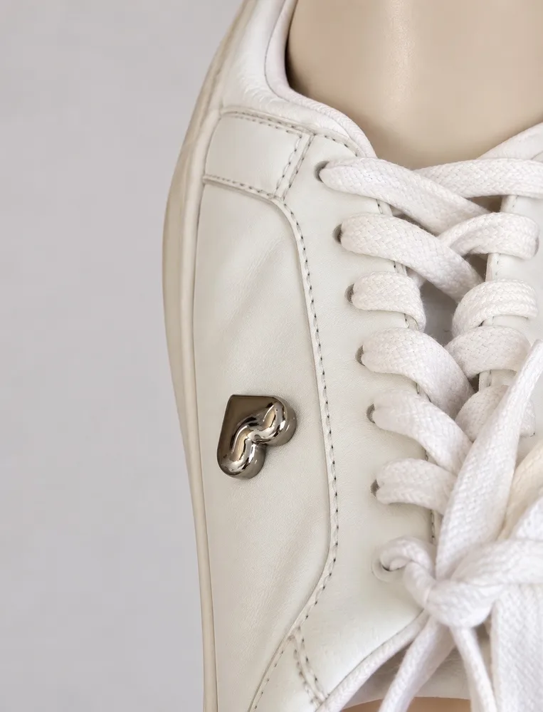 tênis branco com detalhe coração