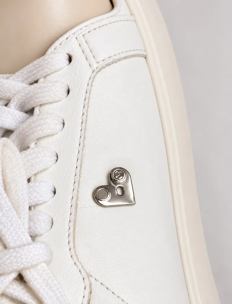 tênis branco com detalhe coração