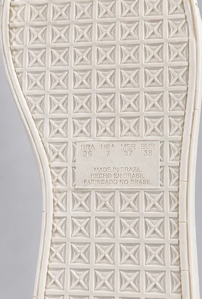 tênis branco com detalhe coração