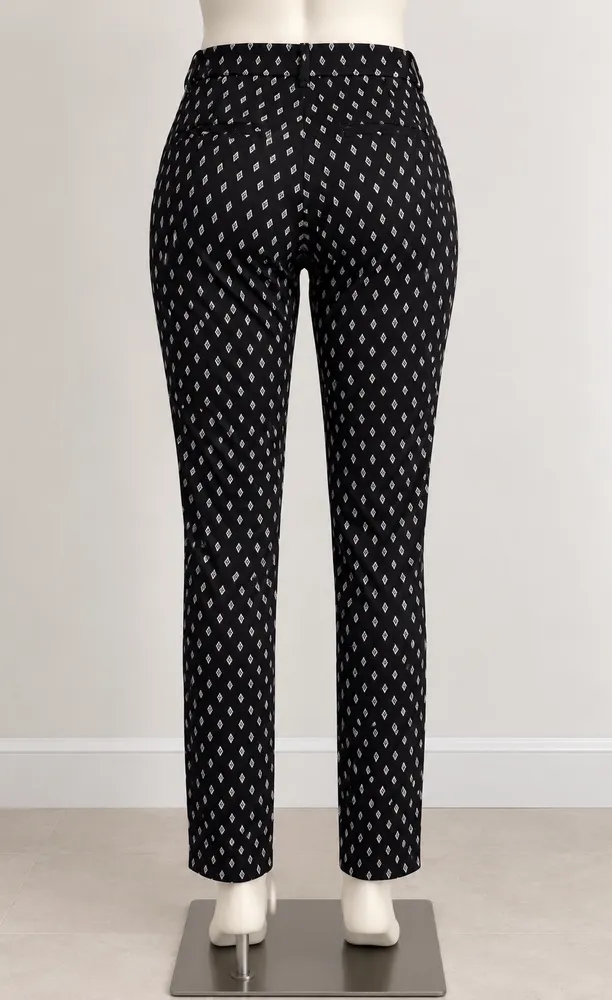Calça preta com detalhes brancos da marca GAP