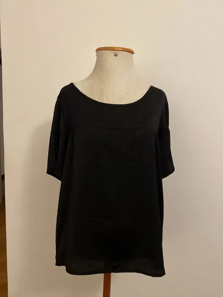 blusa preta farm recorte atras