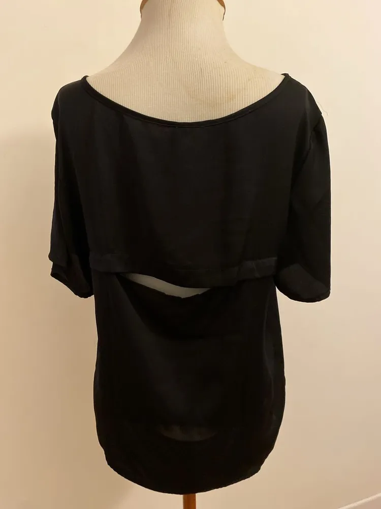 blusa preta farm recorte atras