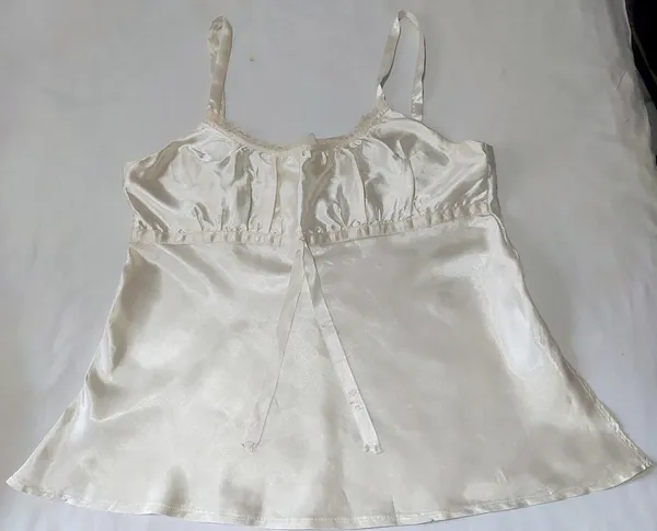 Blusa seminova. Material cetim com brilho intenso