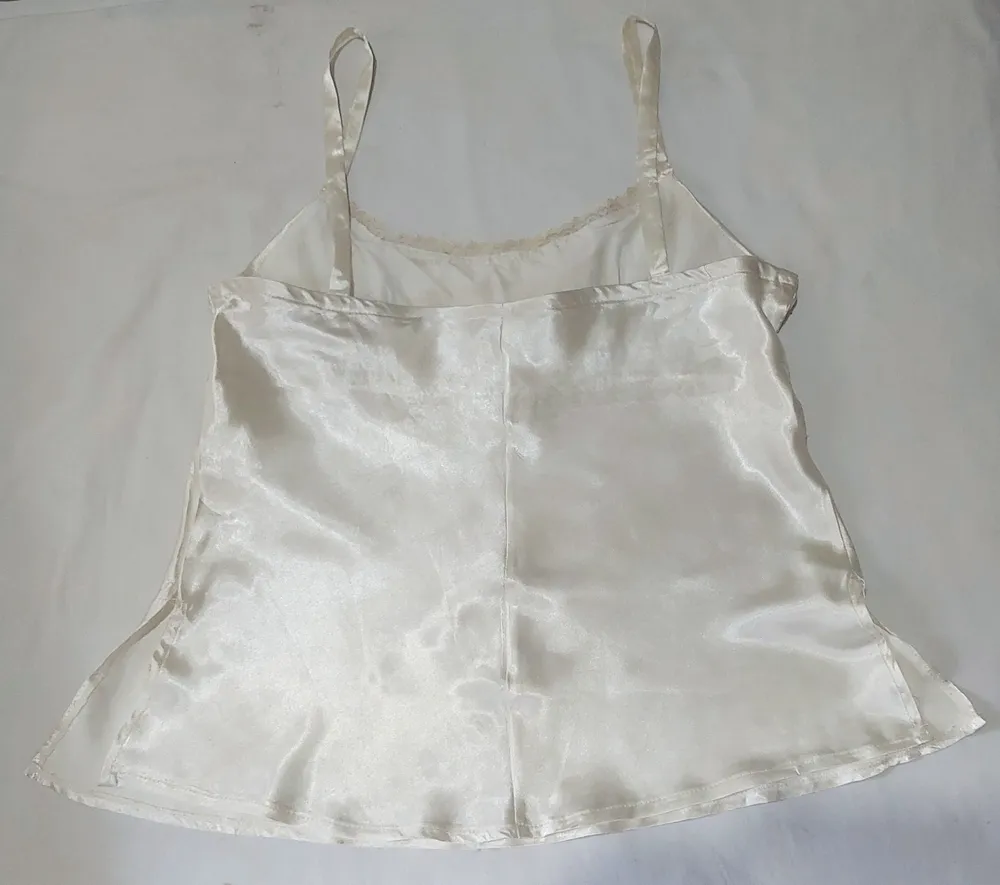 Blusa seminova. Material cetim com brilho intenso
