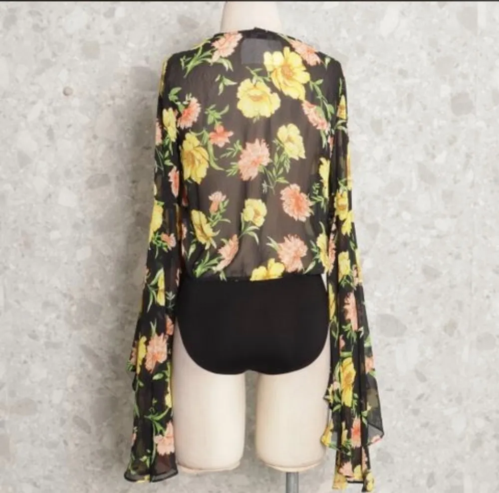 body transpassado flora com manga flare /bell