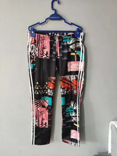 calça feminina adidas original tamanho m com estampa floral