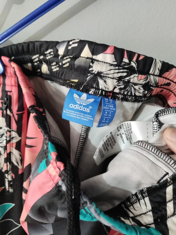 calça feminina adidas original tamanho m com estampa floral