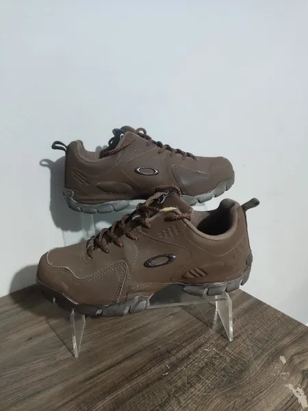 tênis masculino oakley modelo stratus cor marrom tamanho 40
