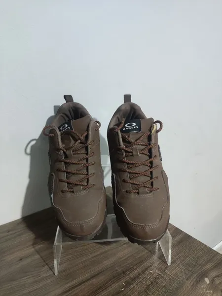 tênis masculino oakley modelo stratus cor marrom tamanho 40