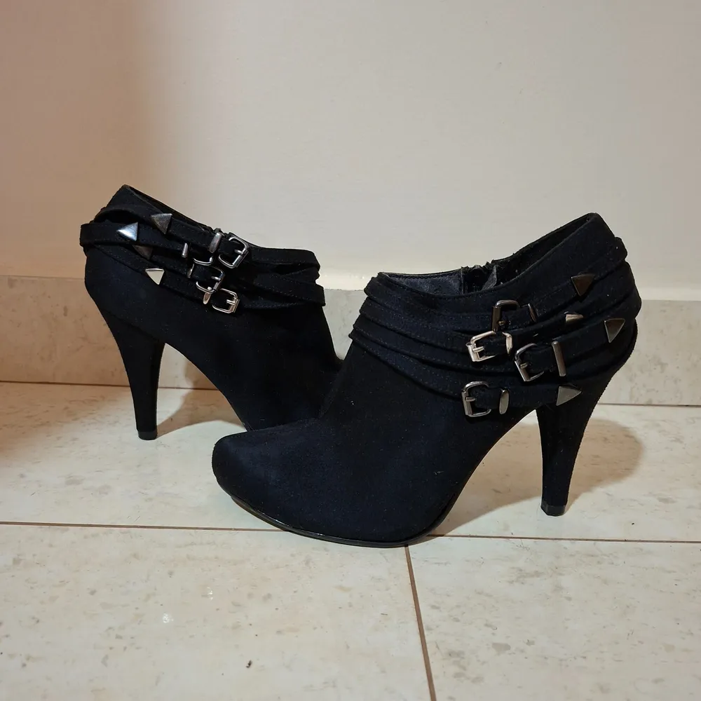 Ankle Boot Gótica Y2K Preto Camurça Spikes Fivelas