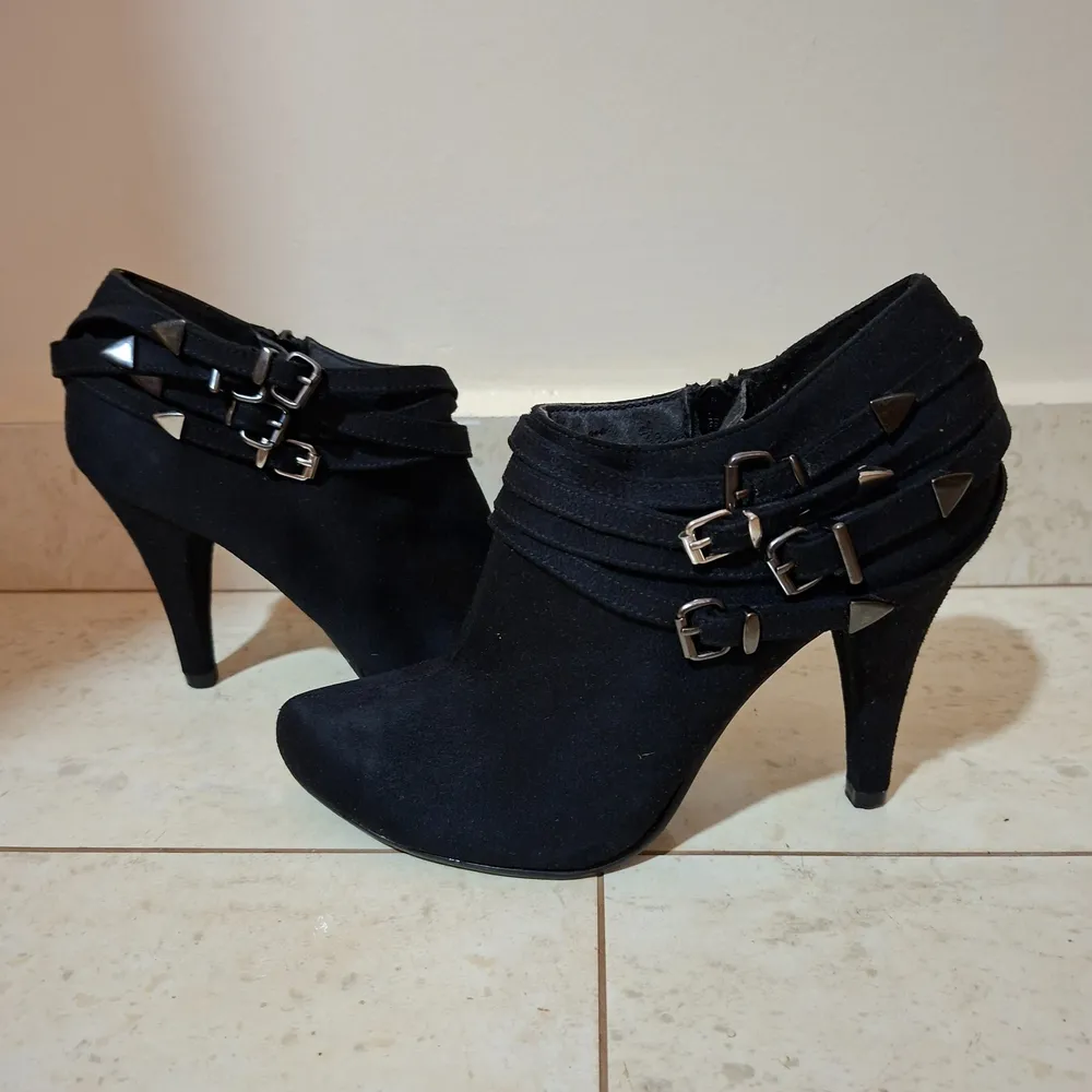 Ankle Boot Gótica Y2K Preto Camurça Spikes Fivelas