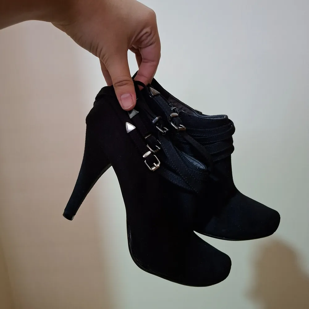 Ankle Boot Gótica Y2K Preto Camurça Spikes Fivelas