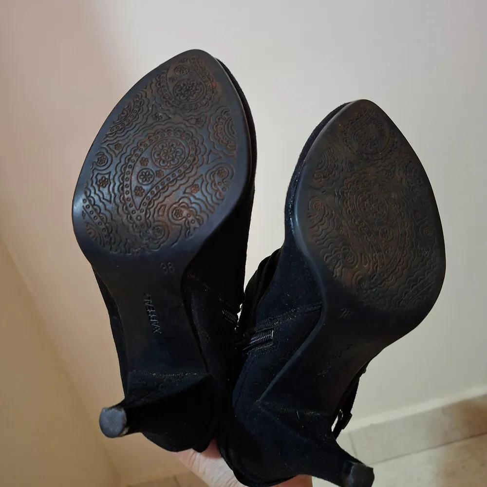 Ankle Boot Gótica Y2K Preto Camurça Spikes Fivelas