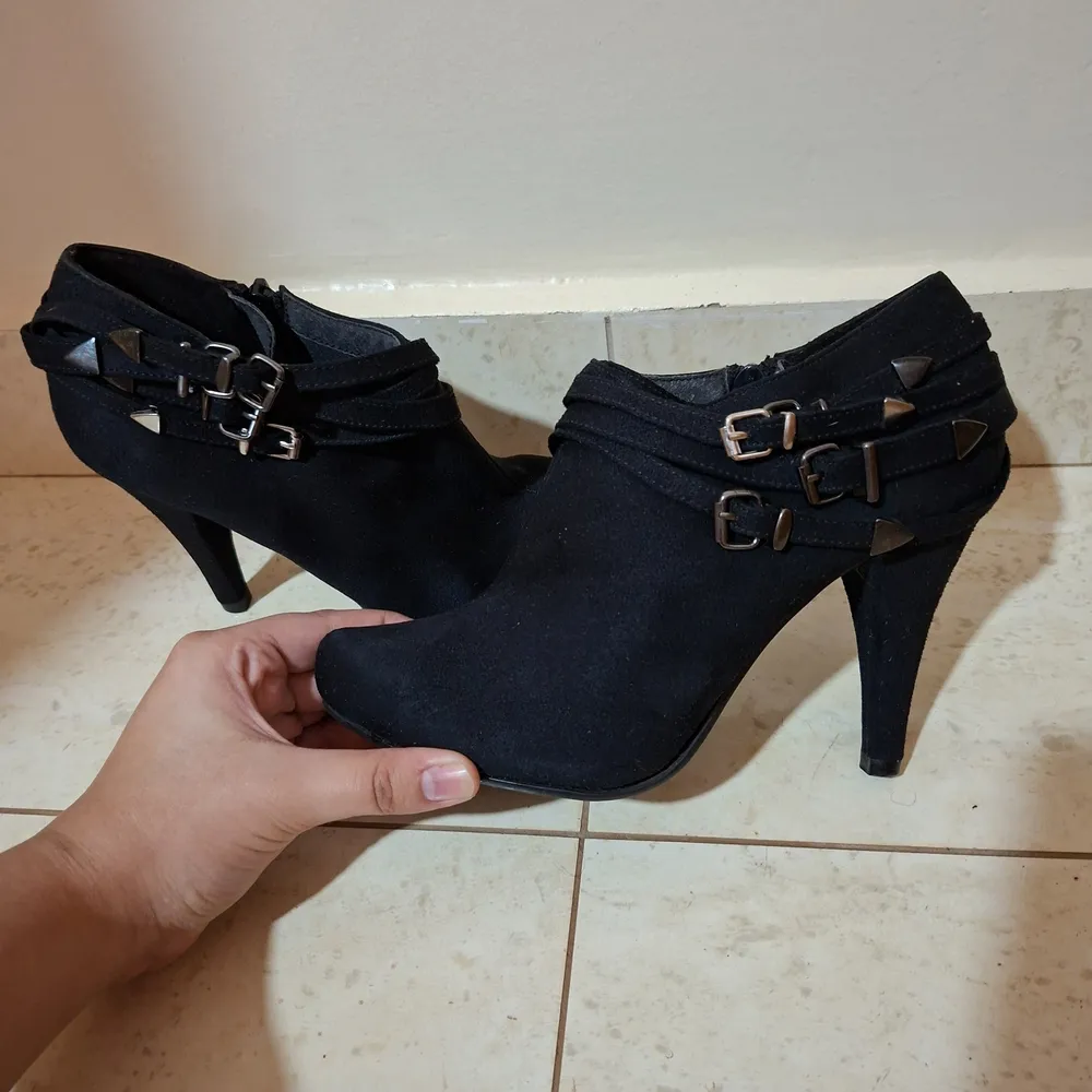 Ankle Boot Gótica Y2K Preto Camurça Spikes Fivelas