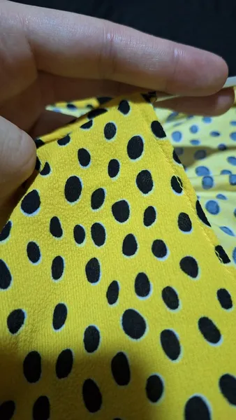 Blusa Amarela Feminina de Poá com Babados na Manga