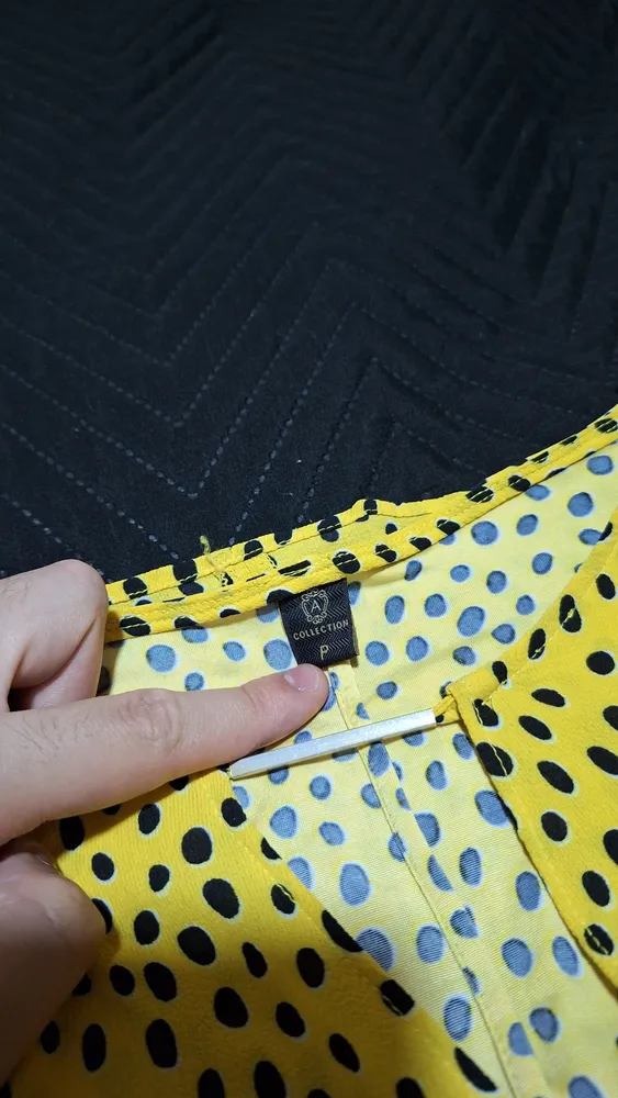 Blusa Amarela Feminina de Poá com Babados na Manga