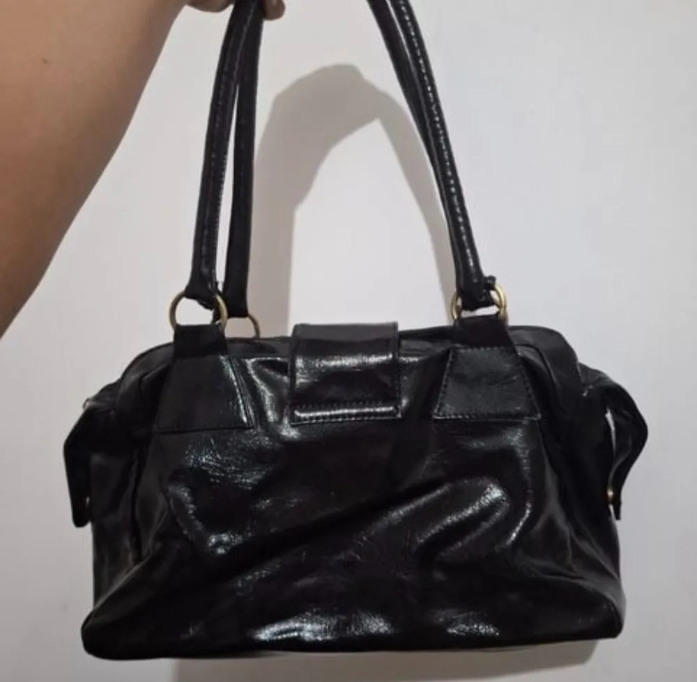 bolsa de ombro preta verniz y2k grunge gotico