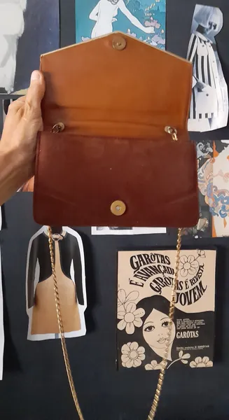bolsa envelope camurça marrom vintage