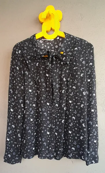 camisa naf naf paris preta estampada