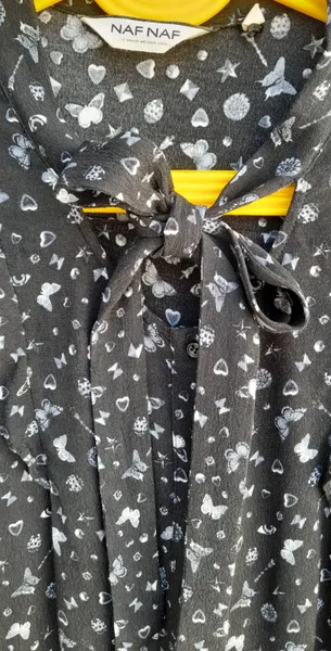 camisa naf naf paris preta estampada