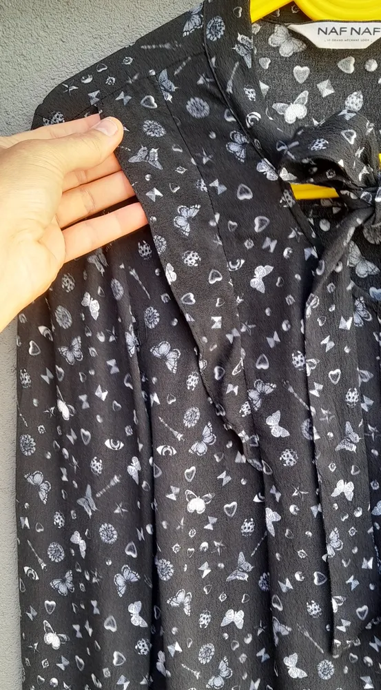 camisa naf naf paris preta estampada