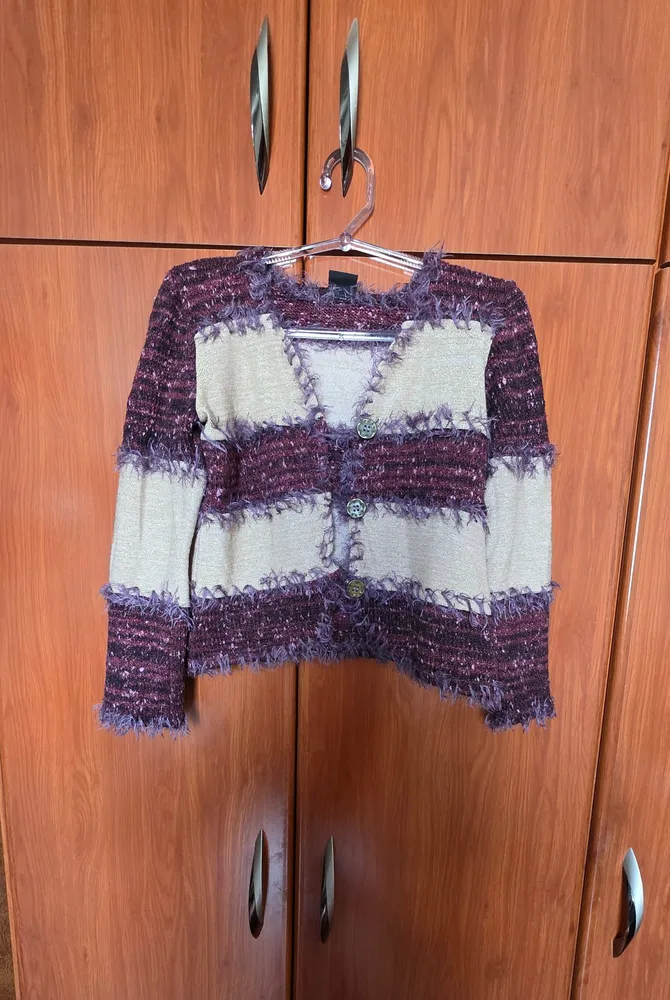Casaquinho cardigan tweed roxo e dourado