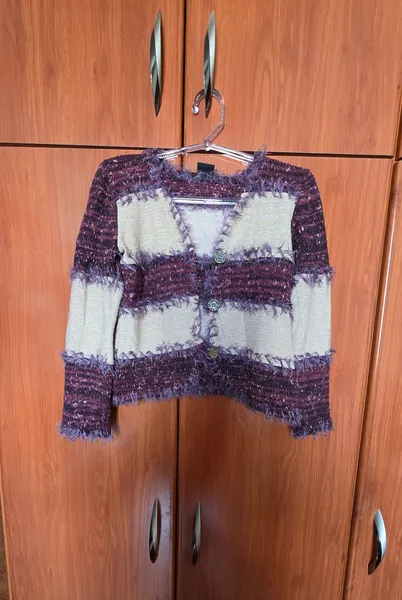 Casaquinho cardigan tweed roxo e dourado