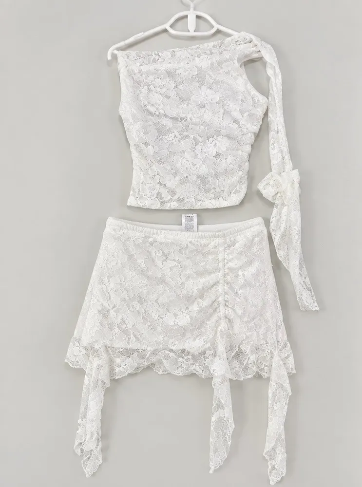 Conjunto Shein Branco de Renda Top e Saia
