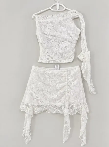 Conjunto Shein Branco de Renda Top e Saia