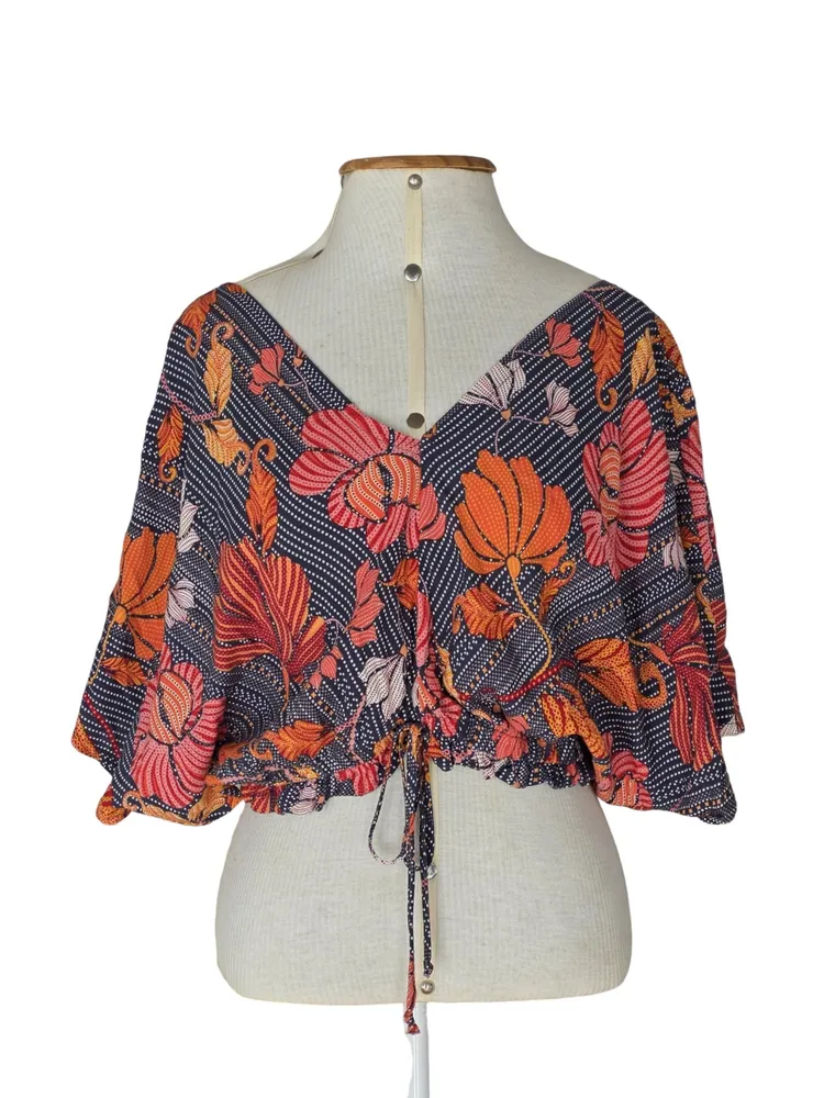 blusa cropped floral com detalhe em amarração